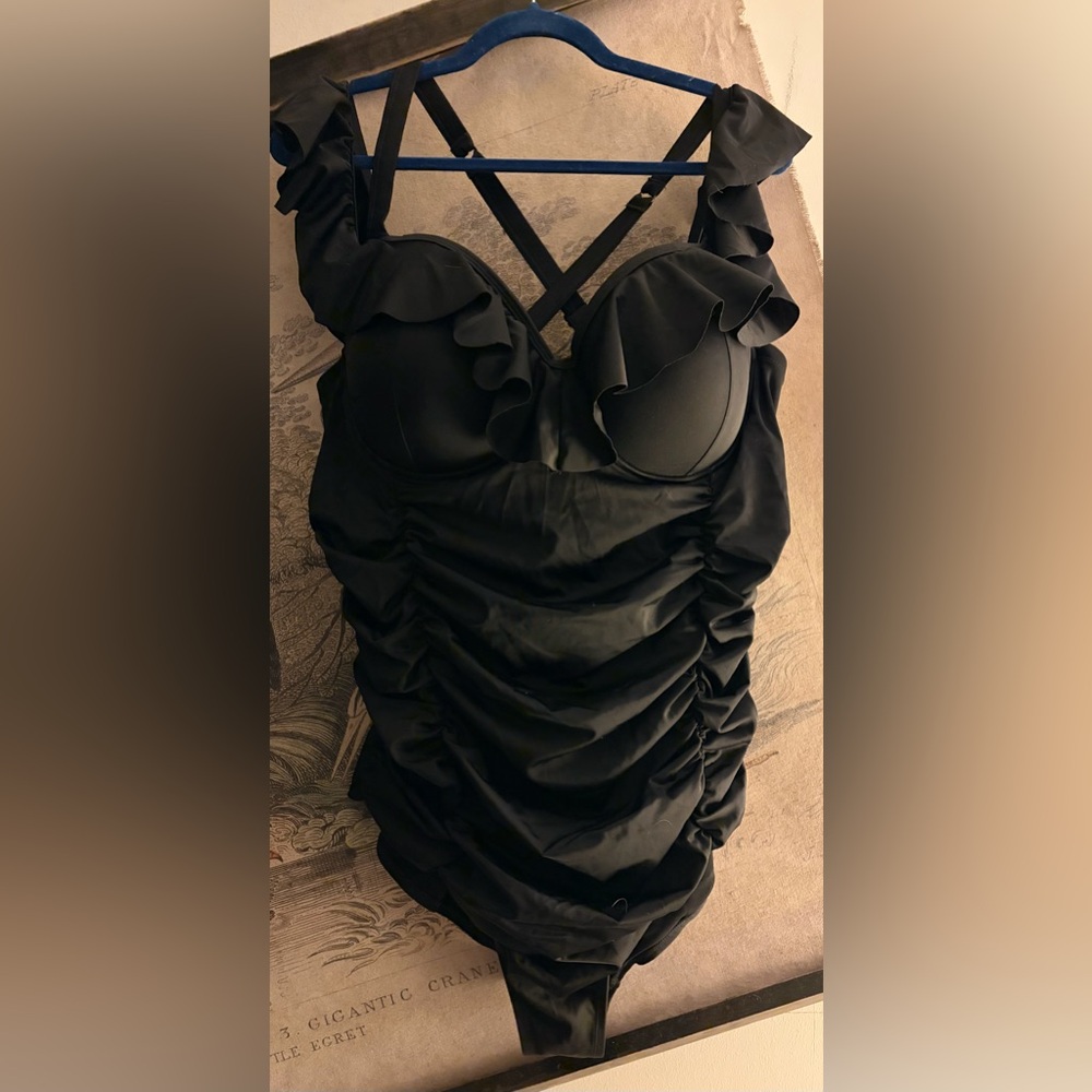 New Torrid Swimsuit Off Shoulder Ruching Ruffle SZ 4-D/DD = 4X / 26